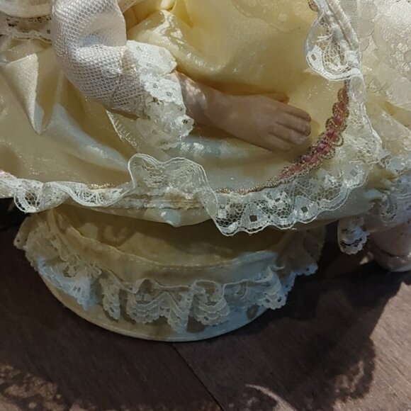 Collector’s Choice 9” seated Musical Porcelain Victorian Doll - Picture 6 of 9